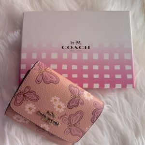 NWOT darling COACH med TRIFOLD wallet 🦋🌼